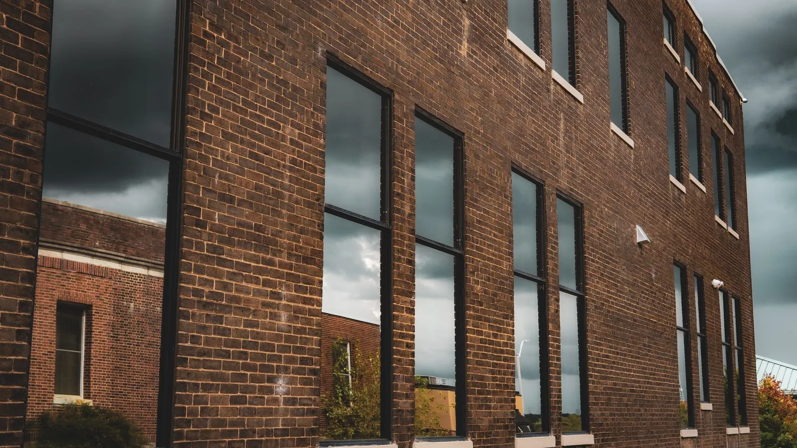 How to Prepare a Business Exterior for Washing